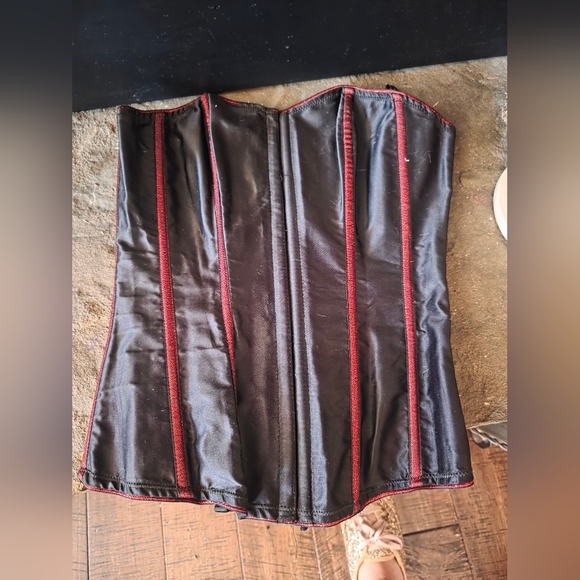 Elegant Black and Red Women's Skirt - Picture 3 of 3